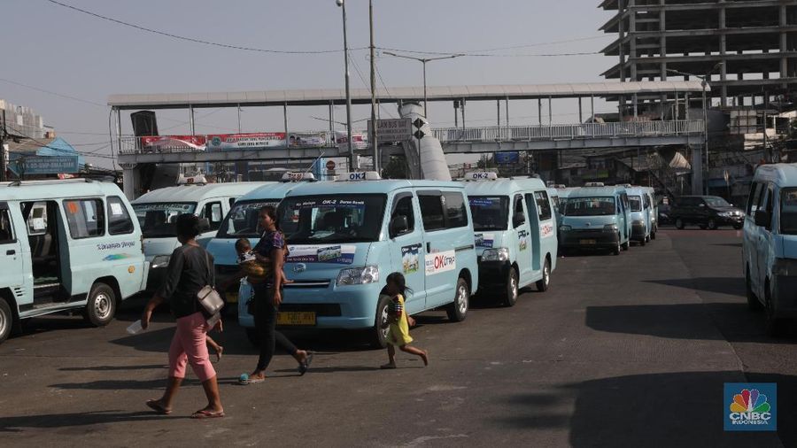 Penumpang menunjukan Kartu Ok Otrip di terminal Kampung Melayu, Jakarta, Selasa (9/10).
Gubernur DKI Jakarta Anies Baswedan resmi mengganti nama program OK Otrip dengan nama Jak Lingko, menurut petugas dilokasi program ujicoba masih di perpanjang hingga akhir Oktober 2018. (CNBC Indonesia/Muhammad Sabki)