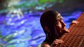 Kegiatan tersebut dilakukan di sebuah kolam renang dalam ruangan di Swiss dengan tajuk 'Save the Corals'. (AFP PHOTO / Fabrice COFFRINI)
