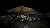 Warga yang terluka dirawat di tenda-tenda darurat. Warga yang mengalami luka paling serius dibawa oleh ambulans udara ke Ibukota Port-au-Prince untuk perawatan (REUTERS/Ricardo Rojas)
