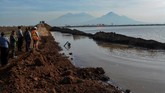 Petugas memeriksa amblesnya tanggul di titik 67 Gempol Sari, Tanggulangin, Sidoarjo. (ANTARA FOTO/Umarul Faruq)