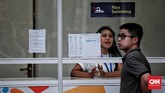 Tiket untuk menyaksikan cabang olahraga renang di GBK Aquatic Arena menjadi salah satu incaran penonton. Peminat cabang olahraga ini terbilang lebih banyak dibanding cabang lainnya. (CNN Indonesia/Andry Novelino)