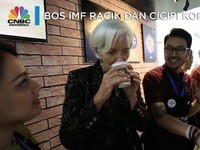 Saat Bos IMF Racik dan Cicipi Kopi Bersama Barista Ganteng