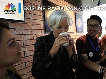 Saat Bos IMF Racik dan Cicipi Kopi Bersama Barista Ganteng