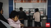 Calon penumpang membeli tiket di loket saat uji coba fasilitas baru Stasiun Cakung, Jakarta, Selasa, 9 Oktober 2018. (CNN Indonesia/Adhi Wicaksono)