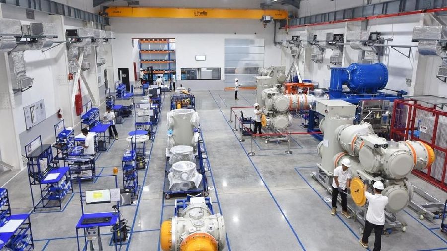 Laba yang diperoleh oleh perusahaan industri China di Desember turun 1,9% dibandingkan tahun sebelumnya menjadi 680,8 miliar yuan (Rp 1.420 triliun).