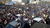 Ribuan warga Makhachkala turun ke jalan dan berpesta untuk merayakan kemenangan Khabib Nurmagomedov atas Conor McGregor. (REUTERS/Kazbek Basayev)