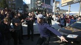 Saat hari pertandingan, publik Dagestan juga menumpahkan kegembiraan mereka atas kemenangan Khabib Nurmagomedov. (REUTERS/Kazbek Basayev)