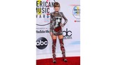 Taylor Swift terlihat sangat siap menguncang AMA 2018 dengan gaun metalik yang mirip mirror ball. Namun dia sukses membuat gaun mirror ball ini terlihat keren. (REUTERS/Mike Blake)