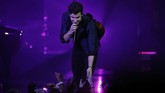 Shawn Mendes membawakan lagu