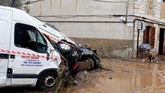 Perempuan itu berhasil menyelamatkan putrinya yang berusia delapan tahun saat air mulai meluap, tapi ia dan putranya yang berusia lima tahun tak berhasil menyelamatkan diri (REUTERS/Enrique Calvo)