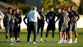 Pelatih timnas Brasil Tite memberikan pengarahan kepada para pemain Tim Samba sebelum menjalani latihan di Tottenham Hotspur Training Centre. (Reuters/Andrew Boyers)