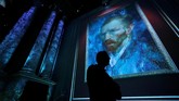 Sebuah pameran seni di Belgia pada 9 Oktober lalu menampilkan karya seni maestro Vincent Van Gogh dengan cara yang baru, secara digital. (REUTERS/Yves Herman)