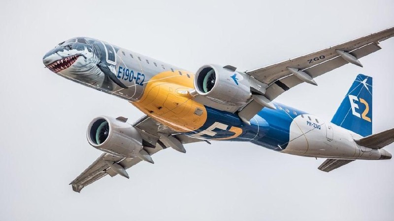 Salah satu pabrikan pesawat terbesar Embraer mendesain pesawat tipe E190-E2nya dengan corak Hiu.