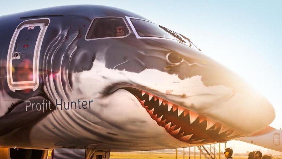 Salah satu pabrikan pesawat terbesar Embraer mendesain pesawat tipe E190-E2nya dengan corak Hiu.