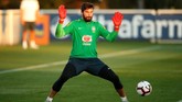 Kiper timnas Brasil Alisson Becker berusaha menghalau bola. Alisson akan bersaing dengan Ederson Moraes untuk menjadi kiper utama Selecao. (Reuters/Andrew Boyers)