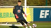Kiper Ederson Moraes menendang bola. Kiper Manchester City itu akan bersaing dengan Alisson Becker menjadi kiper utama timnas Brasil. (Reuters/Andrew Boyers)