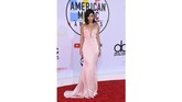 Vanessa Hudgens memilih gaun plunging neck body contour berwarna pink lembut dari Cushnie. (AFP PHOTO / Valerie MACON)
