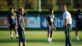 Neymar mendengar arahan pelatih timnas Brasil Tite saat menjalani latihan. Timnas Brasil akan menghadapi Arab Saudi di Stadion Internasional King Fahd, Jumat (12/10). (Reuters/Andrew Boyers)
