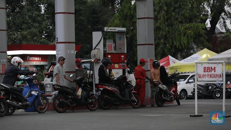 Kementerian ESDM akan panggil Pertamina jika sampai Januari mendatang harga bbm Pertamax Cs belum turun 