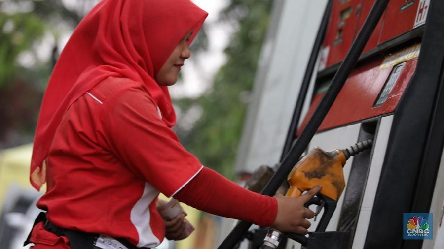 Ilustrasi Pengisian BBM di SPBU Pertamina (CNBC Indonesia/Muhammad Sabki)