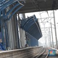 Pekerja menyelesaikan pembangunan Stasiun Buaran, Jakarta Timur, Rabu (10/10). Stasiun Buaran yang akan rampung pada tahun 2018 tersebut merupakan satu dari lima stasiun baru untuk mendukung pengoperasian jalur kereta api dwi ganda atau Double-Double