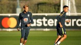 Penyerang timnas Brasil Neymar berlatih dekat Philippe Coutinho. Duet Neymar dan Coutinho akan menjadi andalan lini depan Tite dalam dua laga uji coba. (Reuters/Andrew Boyers)