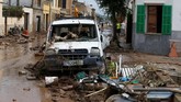 Kota Sant Llorenç des Cardassar jadi wilayah terparah dimana mobil-mobil ikut tersapu air (REUTERS/Enrique Calvo)