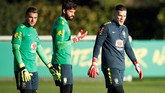 Tiga kiper timnas Brasil Ederson Moraes (kanan), Alisson Becker (tengah), Phelipe saat menjalani latihan di Tottenham Hotspur Training Centre. (Reuters/Andrew Boyers)