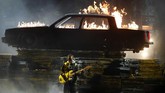 Tyler Joseph of Twenty One Pilots menampilkan lagu