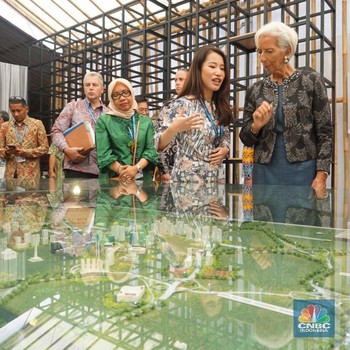 Saat Bos IMF Terkesan Melihat Pameran di Paviliun Indonesia
