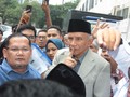 Massa Pengawal Amien Rais Salat Berjamaah di Depan Polda