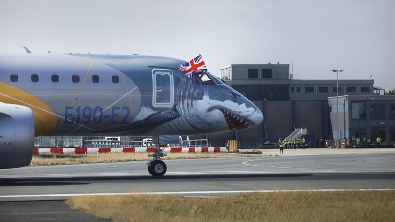 Salah satu pabrikan pesawat terbesar Embraer mendesain pesawat tipe E190-E2nya dengan corak Hiu.