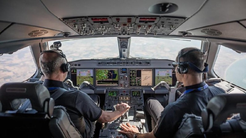 Salah satu pabrikan pesawat terbesar Embraer mendesain pesawat tipe E190-E2nya dengan corak Hiu.