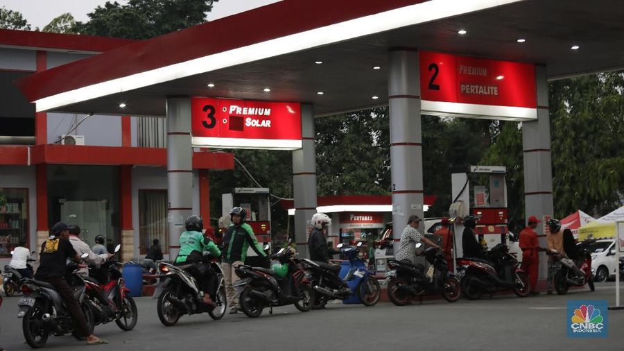 Analis Bank Danamon memprediksi kenaikan harga BBM sulit dihindari di tahun depan