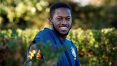 Gelandang timnas Brasil Fred berjalan memasuki lapangan latihan di Tottenham Hotspur Training Centre, London, Selasa (9/10). (Reuters/Andrew Boyers)