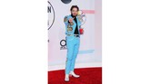 Post Malone berani tampil beda dan di luar zona nyaman kaum pria dengan suit and tienya. Malone memilih jas dan pants biru cerah dengan detail bertuliskan namanya di pundak. (REUTERS/Mike Blake)