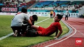 Intensitas pertandingan Timnas Indonesia melawan timnas Arab Saudi cukup tinggi, beberapa pemain termasuk Syahrial Abimanyu mendapat perawatan medis di pinggir lapangan setelah berbenturan dengan lawan. (CNN Indonesia/Andry Novelino)