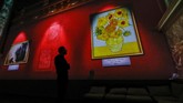 Objek lukisan Van Gogh dikenal bersumber dari hal-hal sehari-hari. Dengan caranya menggores tinta, Van Gogh menangkap keindahan objek dan menuangkannya dengan cara yang unik. (REUTERS/Yves Herman).