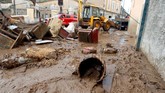 Banjir ini akibat dari hujan deras yang turun tiba-tiba dengan ketinggian curah 200 mm yang berlangsung selama beberapa jam Selasa (8/10) lalu. (REUTERS/Enrique Calvo)