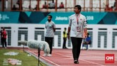 Dalam laga menghadapi timnas Arab Saudi Indra Sjafri mencoba mengorek informasi mengenai cara bermain tim-tim asal Timur Tengah. Pada fase grup Piala Asia U-19 mendatang, Timnas Indonesia akan berhadapan dengan Uni Emirat Arab dan Qatar di fase grup. (CNN Indonesia/Andry Novelino)