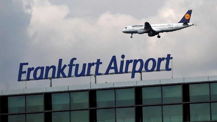 An aircraft of German air carrier Lufthansa flies beyond the A-Plus terminal section at the Fraport airport in Frankfurt, Germany September 28, 2012.  REUTERS/Lisi Niesner/File Photo