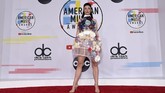 Nuansa dan detail floral memang indah, dengan kerah Peter Pan dan kain transparan Qveen Herby menambahkan detail bunga 3D di busananya. (Getty Images For dcp/AFP)