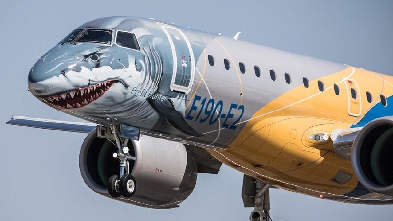 Salah satu pabrikan pesawat terbesar Embraer mendesain pesawat tipe E190-E2nya dengan corak Hiu.