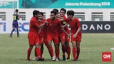 Laga babak pertama berakhir dengan skor sama kuat. Kerja sama di sepertiga lapangan terakhir dan penyelesaian akhir yang kurang baik membuat Timnas Indonesia hanya mampu mencetak satu gol. (CNN Indonesia/Andry Novelino)