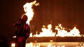 Penampilan Post Malone pun tak kalah berapi-api di panggung American Music Awards 2018. (REUTERS/Mario Anzuoni)