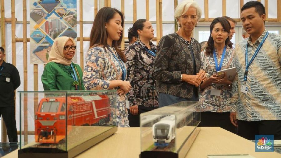 However, the 2,000-square-meter hall were getting more crowded and hectic as IMF Managing Director Christine Lagarde entered the venue.
