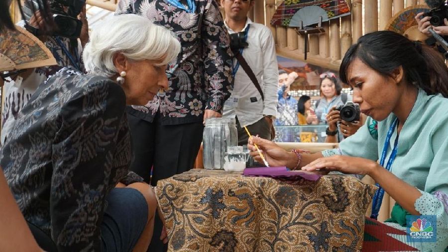 Lagarde terkesan dengan teknologi dan budaya yang dipamerkan di kawasan ini.