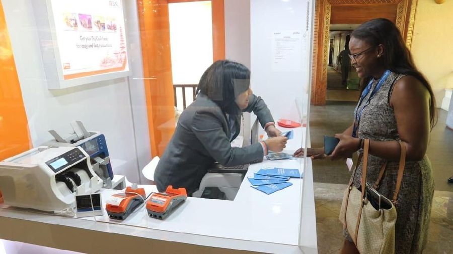 Para delegasi dapat melakukan penukaran uang di kantor cabang BNI yang terletak di hotel tempat acara berlangsung maupun tempat menginap.