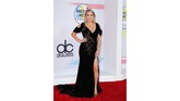 Carrie Underwood membuktikan bahwa hamil tak membuat dia menyerah untuk tampil cantik, dia memilih menunjukkan baby bump-nya dalam balutan gaun velvet dan detail emas. (REUTERS/Mike Blake)