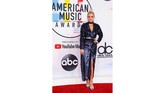 Gaun sekuin tak pernah gagal membuat karpet merah jadi lebih meriah. Ashlee Simpson memakai gaun sekuin gelap dengan belahan dada rendah. (REUTERS/Mike Blake)